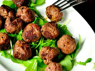 How to Make Bosnian Ćufte (Meatballs in Rich Tomato Sauce)