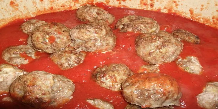 How to Make Iraqi Kofta (Baharat Meatballs in Tomato Sauce)